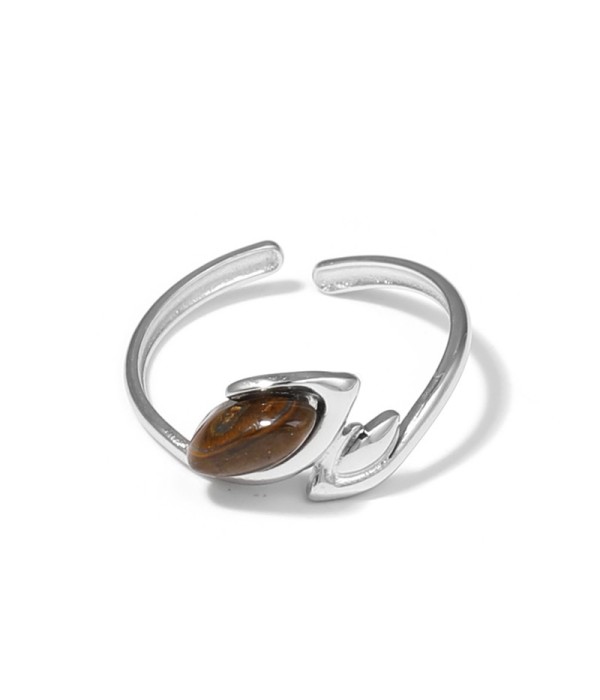 Anillo plateado con líneas curvas y piedra