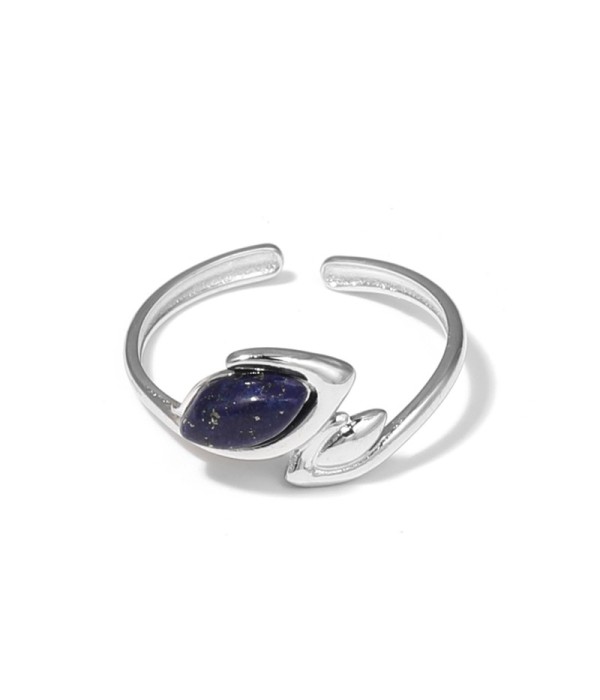Anillo plateado con líneas curvas y piedra