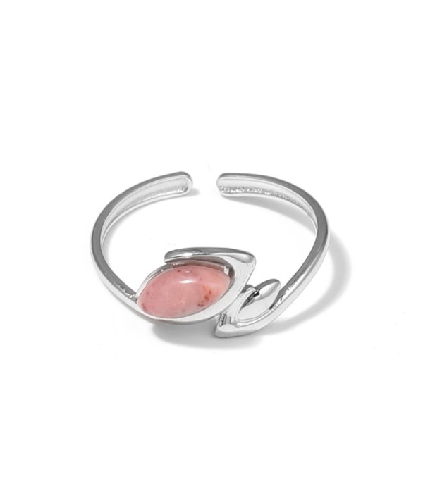 Anillo plateado con líneas curvas y piedra