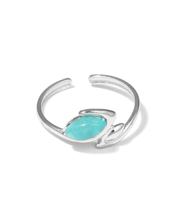 Anillo plateado con líneas curvas y piedra