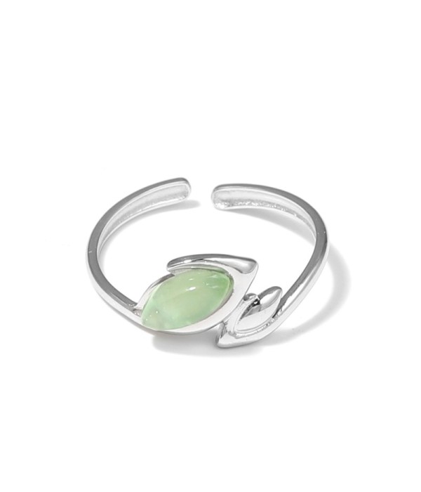Anillo plateado con líneas curvas y piedra