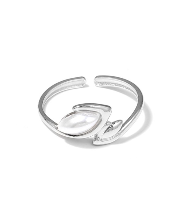 Anillo plateado con líneas curvas y piedra 2
