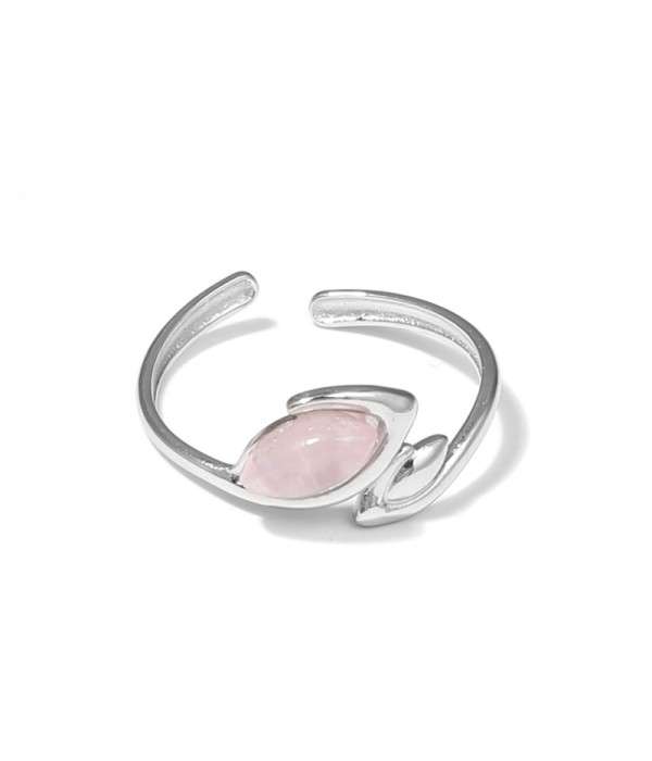 Anillo plateado con líneas curvas y piedra