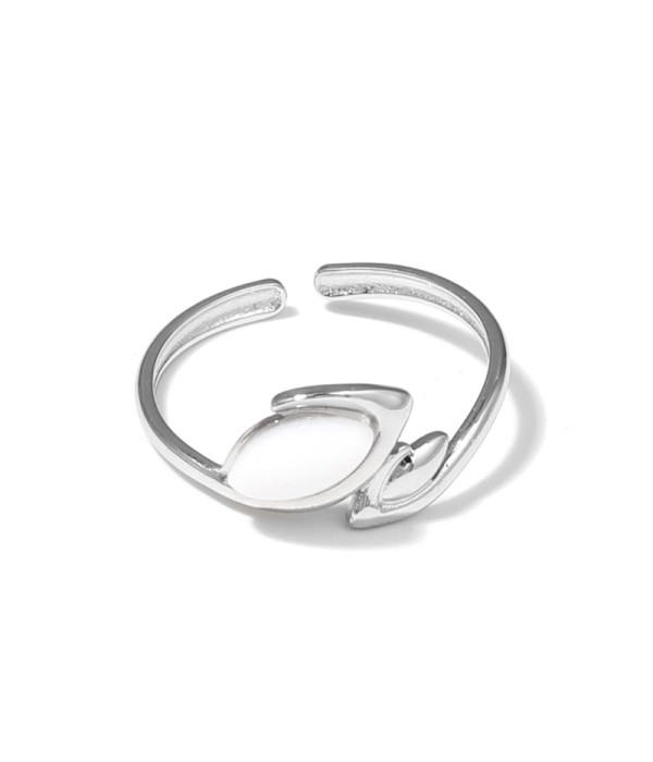 Anillo plateado con líneas curvas y piedra