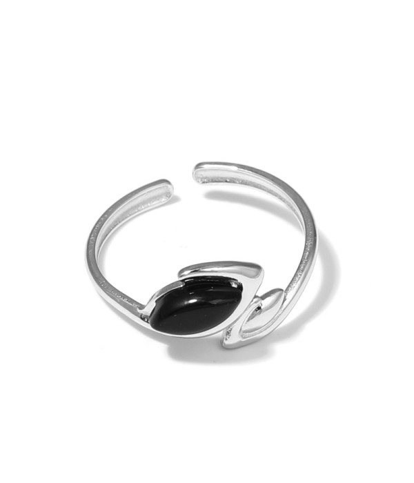 Anillo plateado con líneas curvas y piedra
