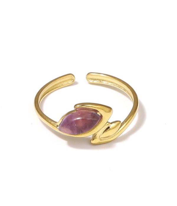 Anillo dorado con líneas curvas y piedra