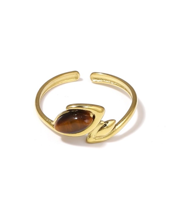 Anillo dorado con líneas curvas y piedra