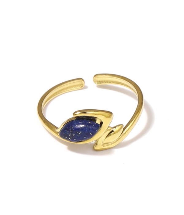Anillo dorado con líneas curvas y piedra