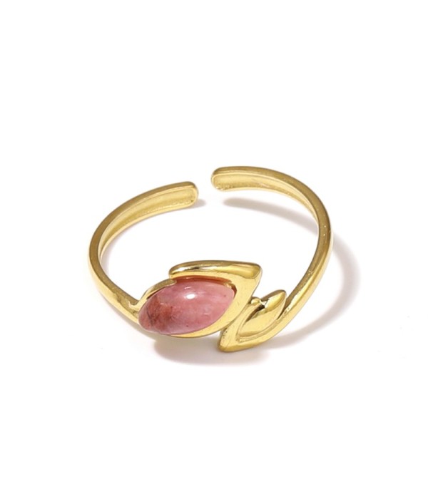 Anillo dorado con líneas curvas y piedra