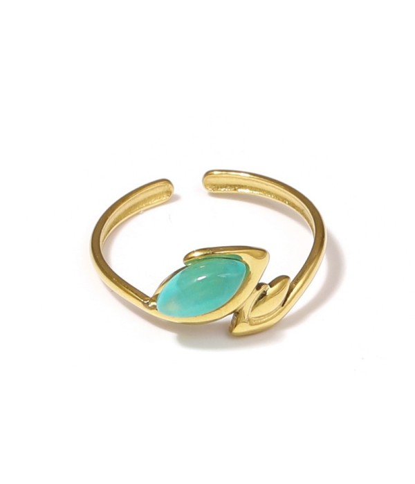 Anillo dorado con líneas curvas y piedra