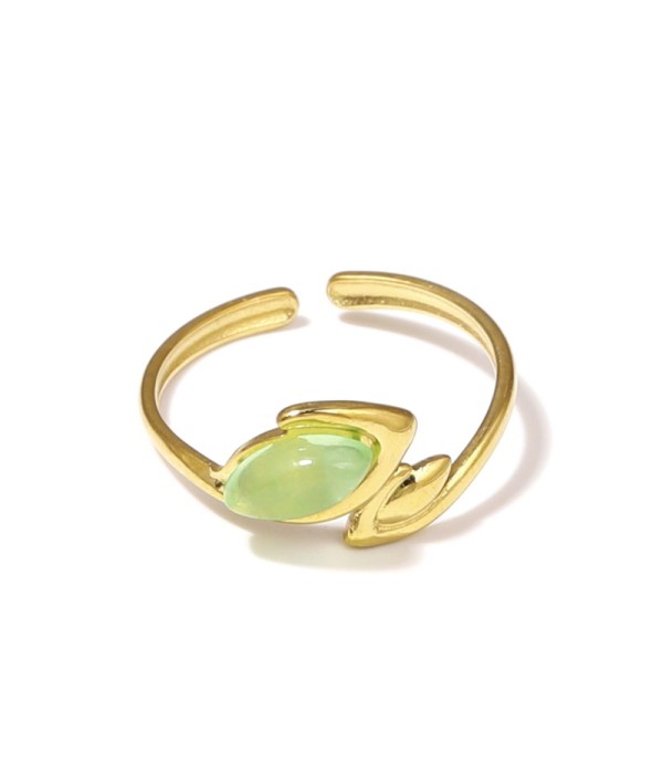 Anillo dorado con líneas curvas y piedra