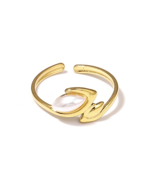 Anillo dorado con líneas curvas y piedra