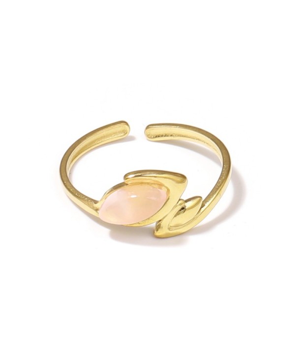 Anillo dorado con líneas curvas y piedra