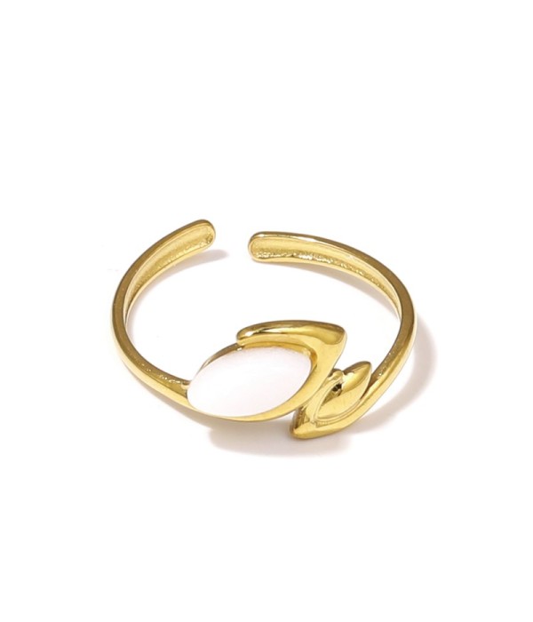 Anillo dorado con líneas curvas y piedra