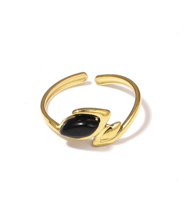 Anillo dorado con líneas curvas y piedra