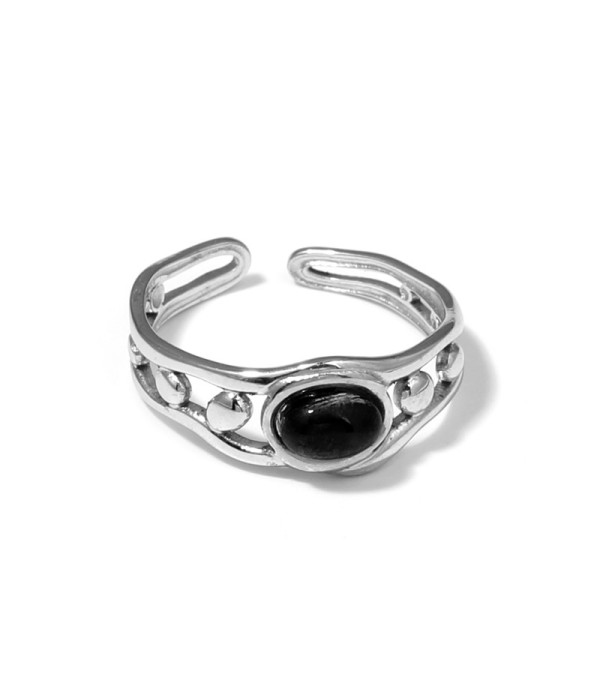 Anillo plateado de diseño calado con círculos y piedra