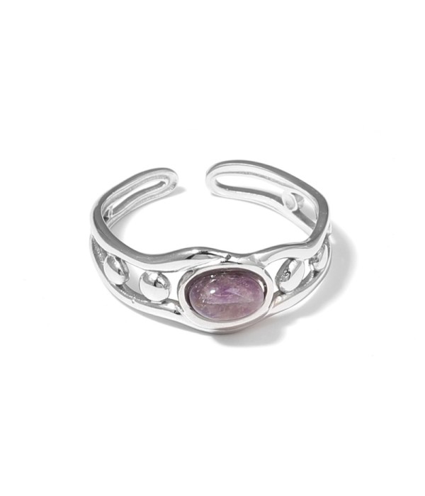 Anillo plateado de diseño calado con círculos y piedra