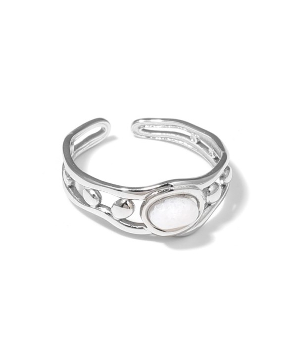 Anillo plateado de diseño calado con círculos y...