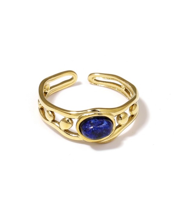 Anillo dorado de diseño calado con círculos y piedra