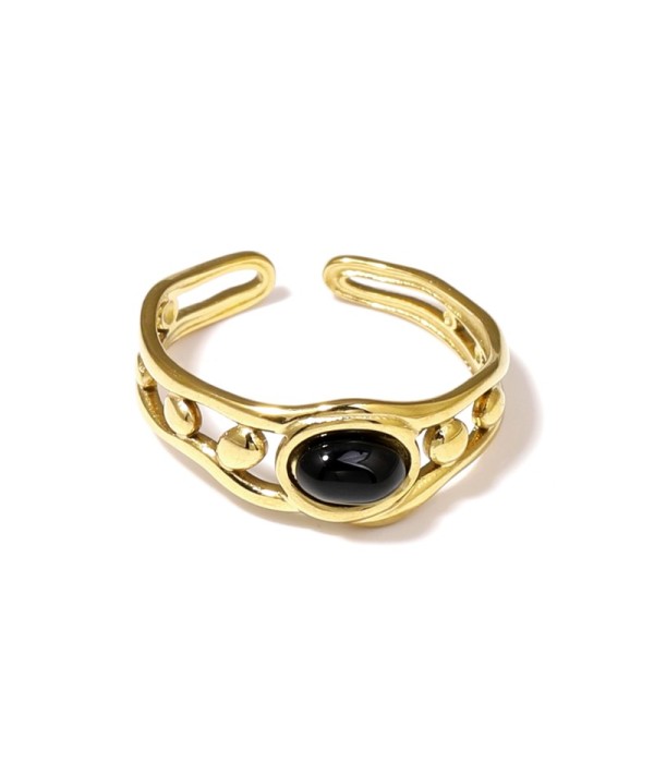 Anillo dorado de diseño calado con círculos y piedra