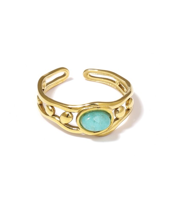 Anillo dorado de diseño calado con círculos y piedra