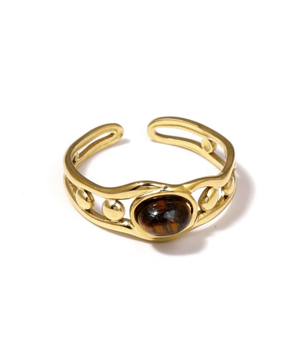 Anillo dorado de diseño calado con círculos y piedra