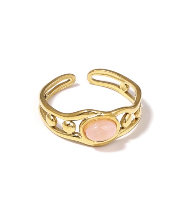 Anillo dorado de diseño calado con círculos y piedra