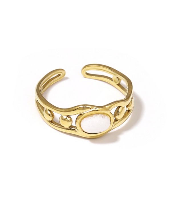 Anillo dorado de diseño calado con círculos y piedra