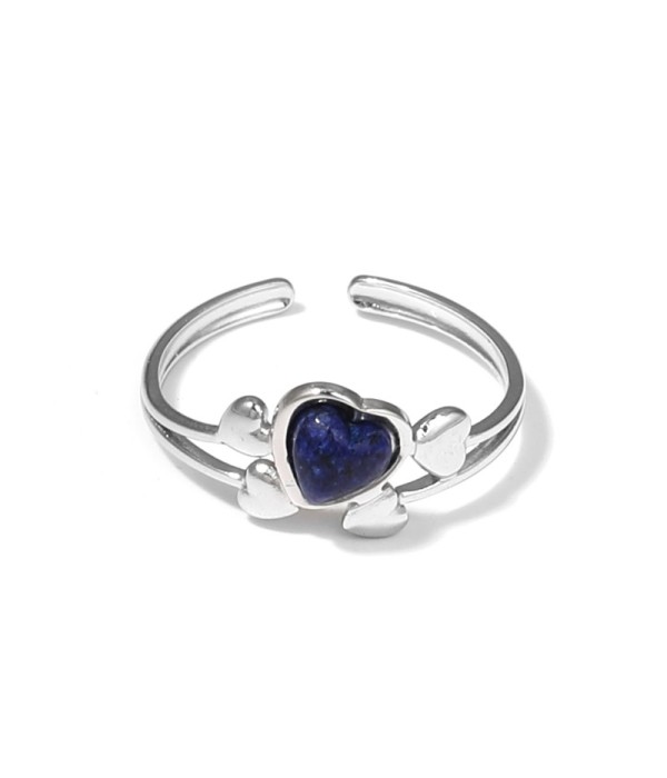 Anillo plateado con corazones y piedra