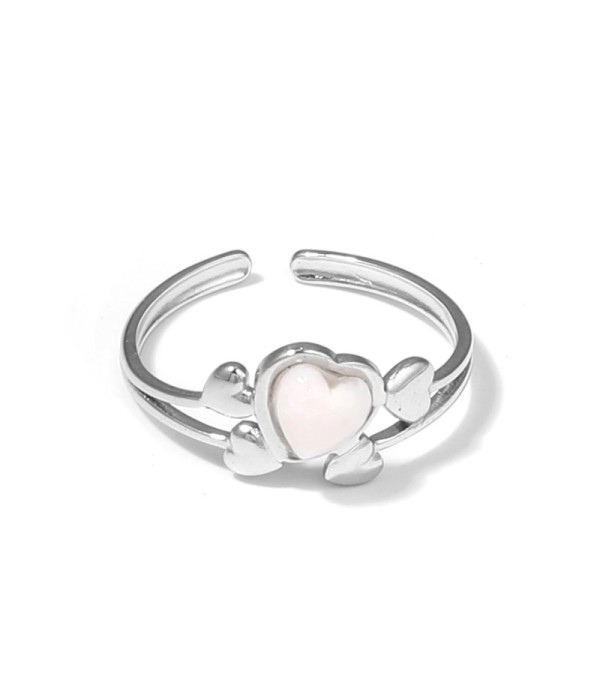 Anillo plateado con corazones y piedra