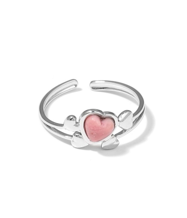 Anillo plateado con corazones y piedra