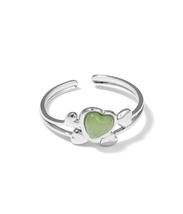 Anillo plateado con corazones y piedra
