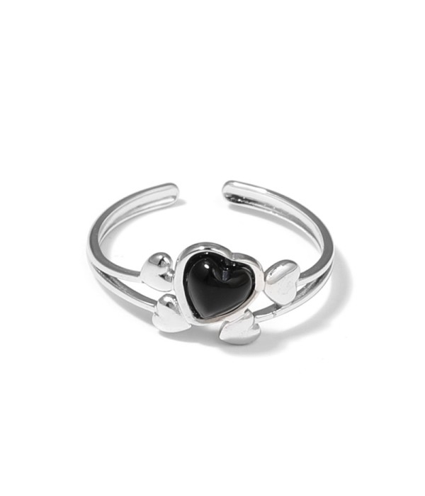Anillo plateado con corazones y piedra