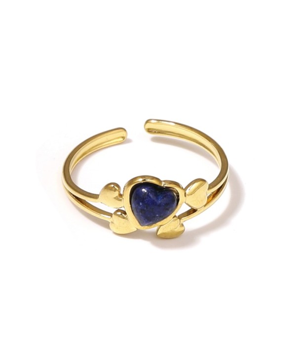 Anillo dorado con corazones y piedra