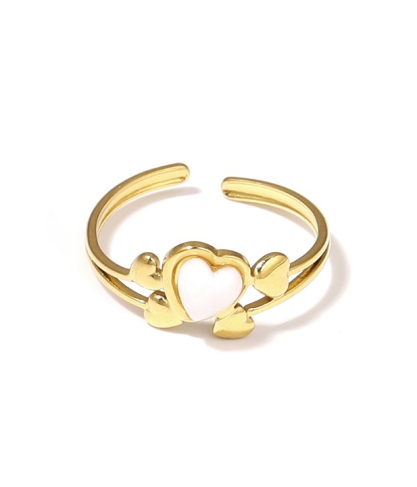 Anillo dorado con corazones y piedra