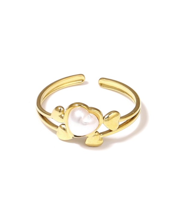 Anillo dorado con corazones y piedra