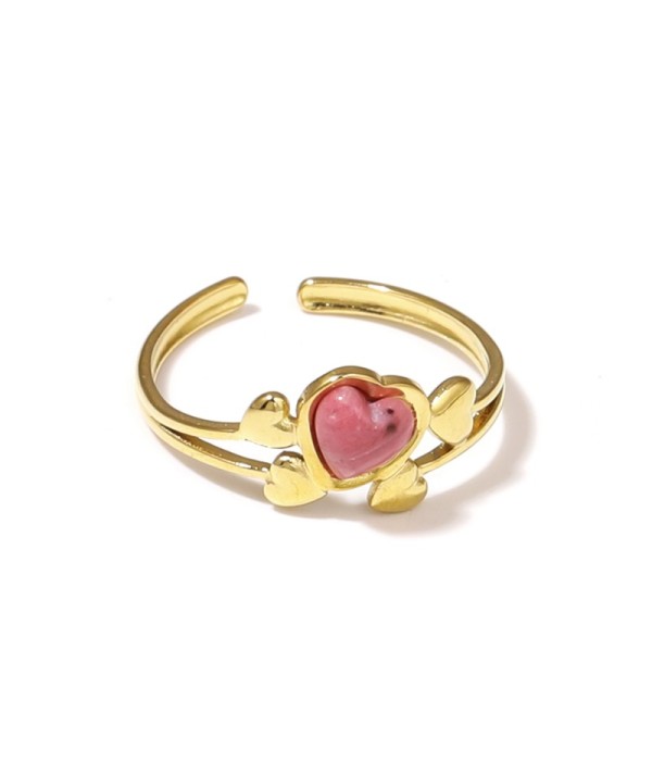 Anillo dorado con corazones y piedra
