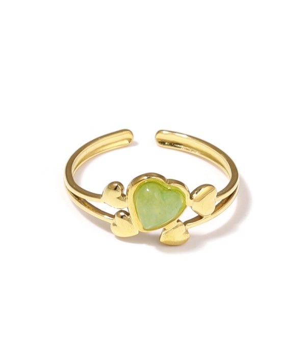 Anillo dorado con corazones y piedra