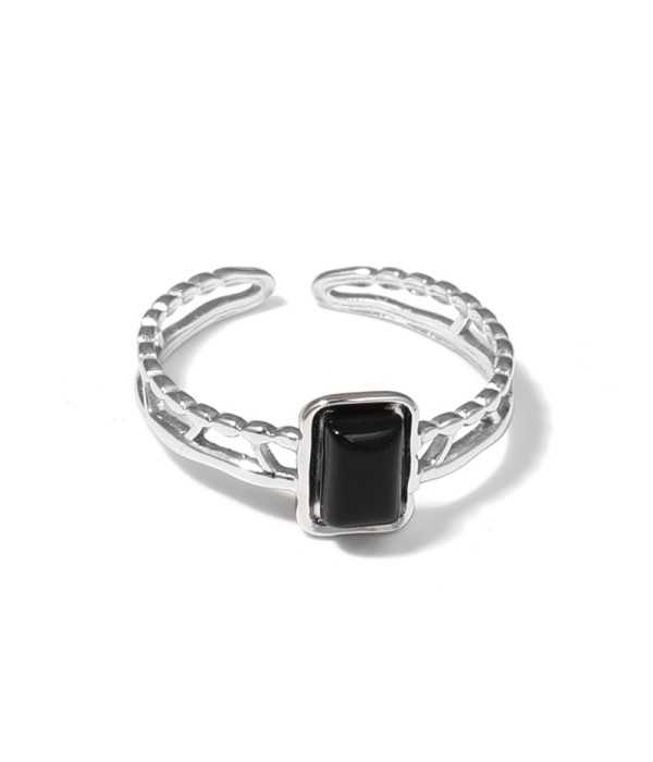 Anillo plateado con detalles calados y piedra rectangular