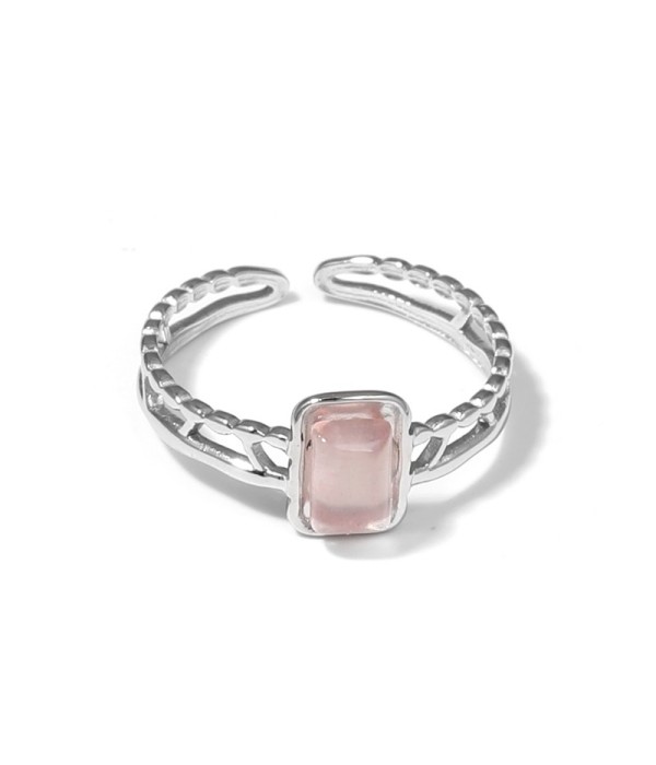 Anillo plateado con detalles calados y piedra rectangular