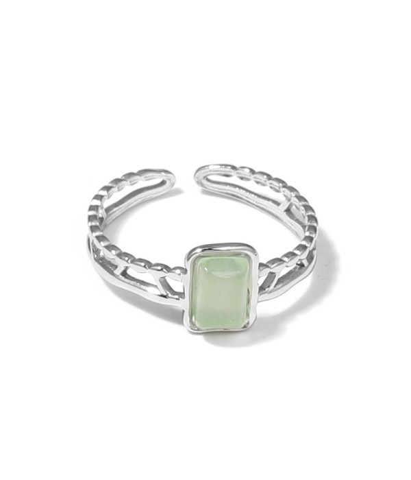 Anillo plateado con detalles calados y piedra...