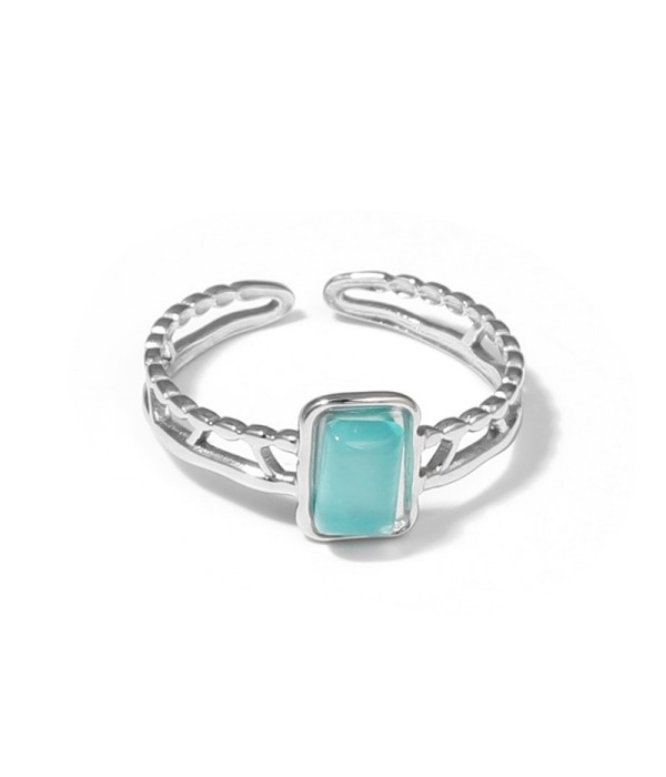 Anillo plateado con detalles calados y piedra...