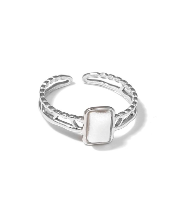 Anillo plateado con detalles calados y piedra...