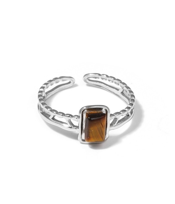 Anillo plateado con detalles calados y piedra...