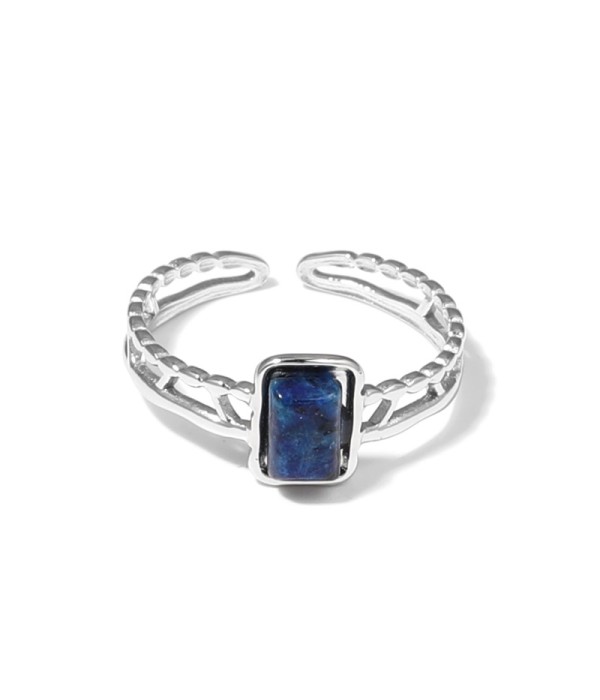 Anillo plateado con detalles calados y piedra rectangular