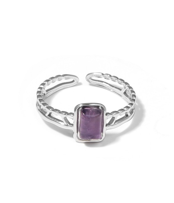 Anillo plateado con detalles calados y piedra...