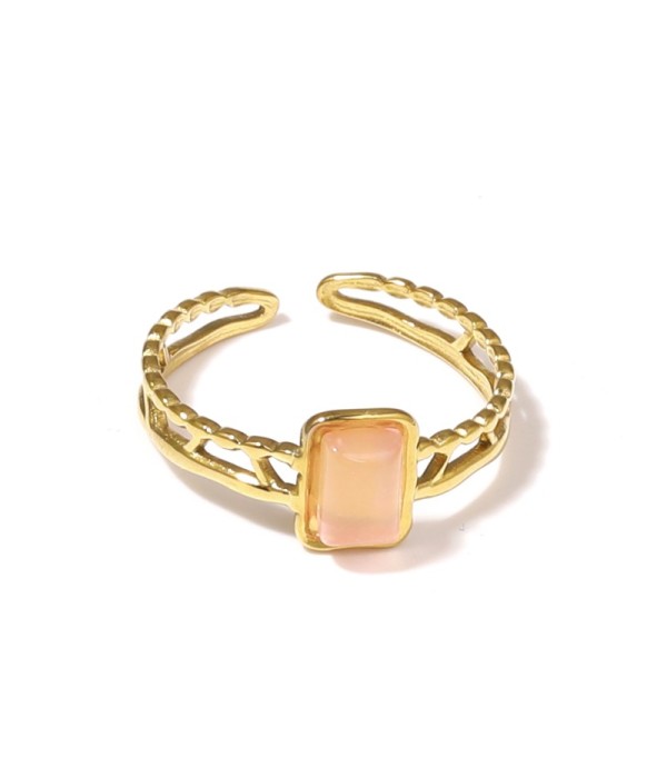 Anillo dorado con detalles calados y piedra...