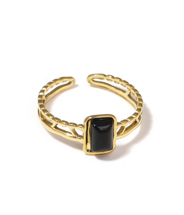 Anillo dorado con detalles calados y piedra...