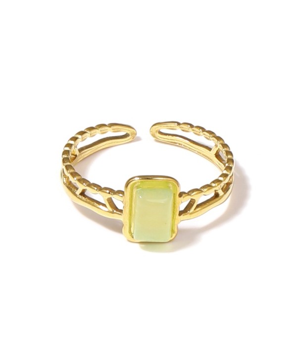 Anillo dorado con detalles calados y piedra...