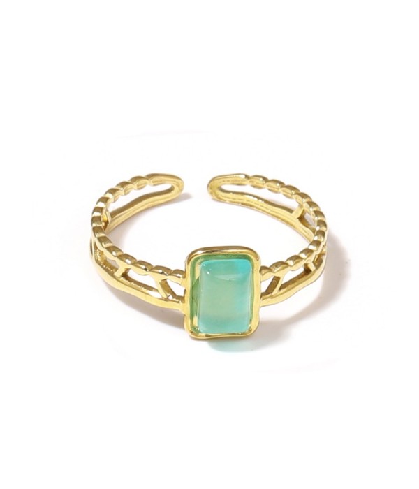 Anillo dorado con detalles calados y piedra rectangular